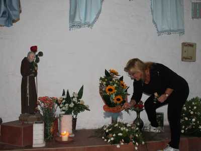 Sotto la Madonna gnore una 55enne del posto ha allestito un piccolo altare abbellito da composizioni floreali